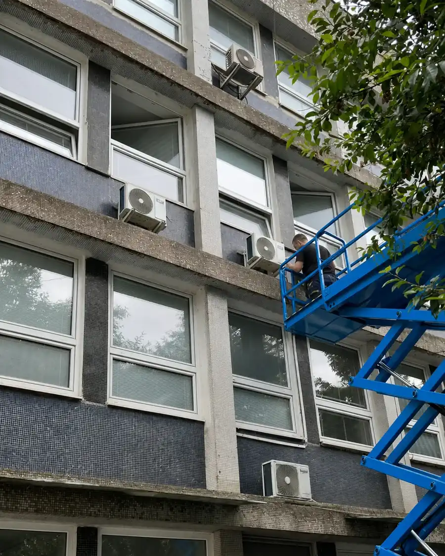 Montáž viacerých klimatizácií na väčšej budove z pracovnej plošiny